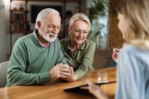 Meeting with home remodeling contractor